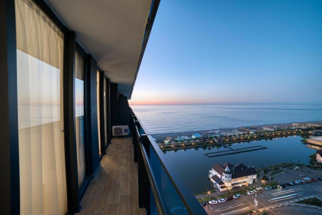 Orbi City In Batumi Batoumi Extérieur photo